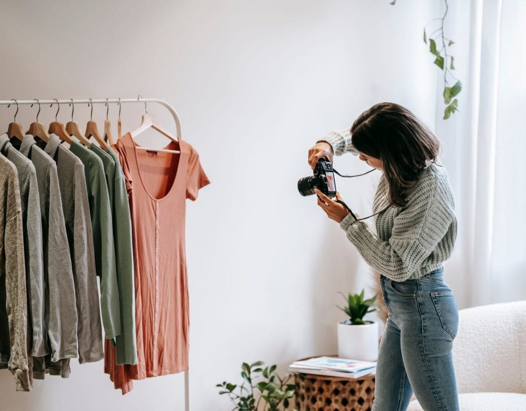 vinted tipps frau macht foto von kleidern