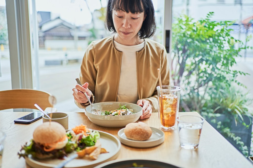 Frau essen Salat Restaurant