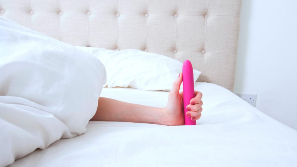 Vibrator im Bett