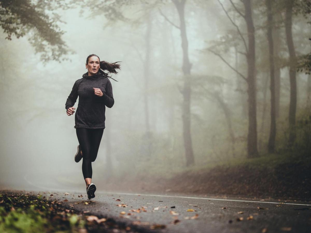 Joggen im Wald Marathon laufen