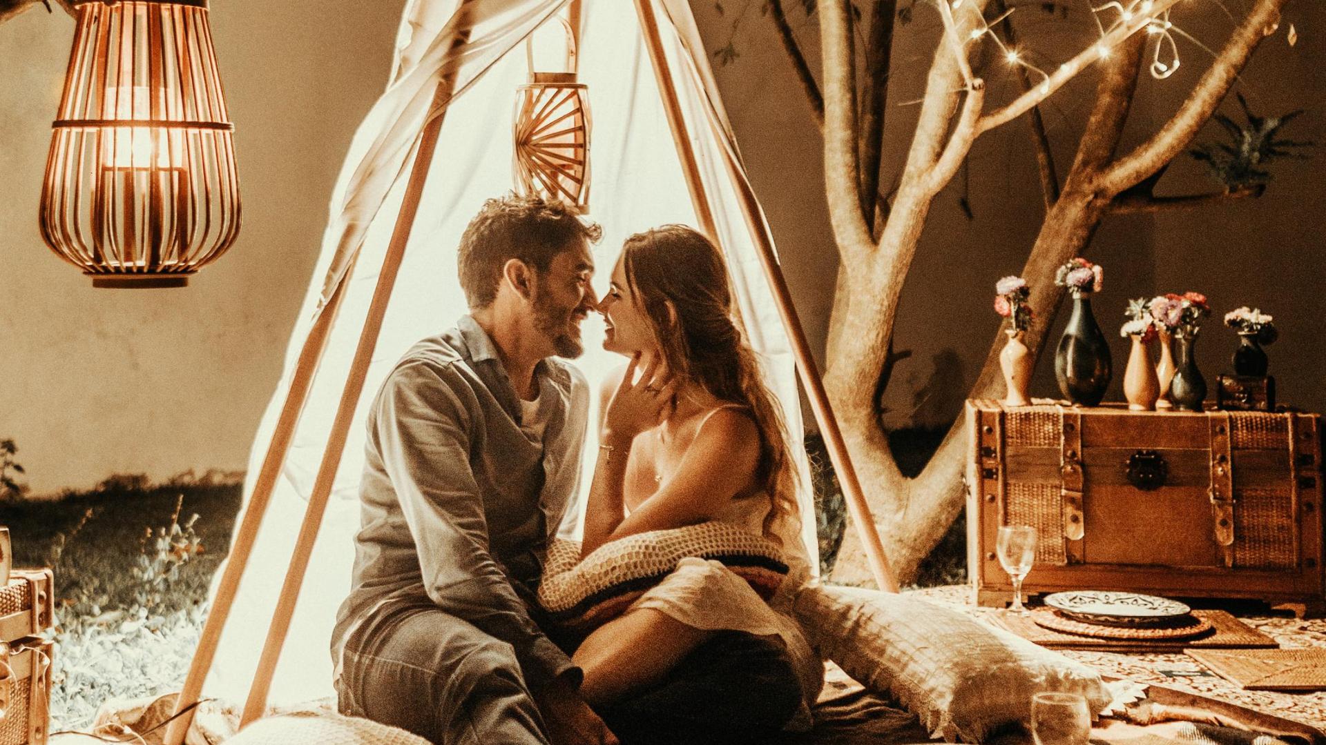 Dating Tipps für Frauen: Pärchen im Zelt