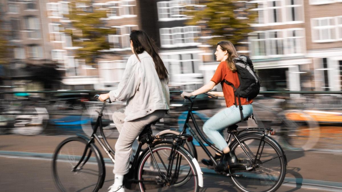 Zwei Frauen fahren Fahrrad