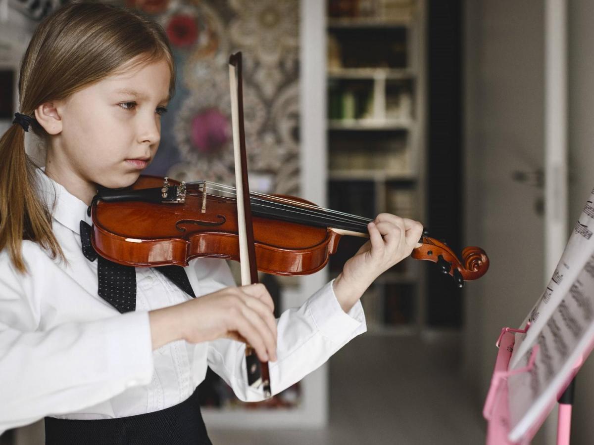 Kind spielt ein Musikinstrument