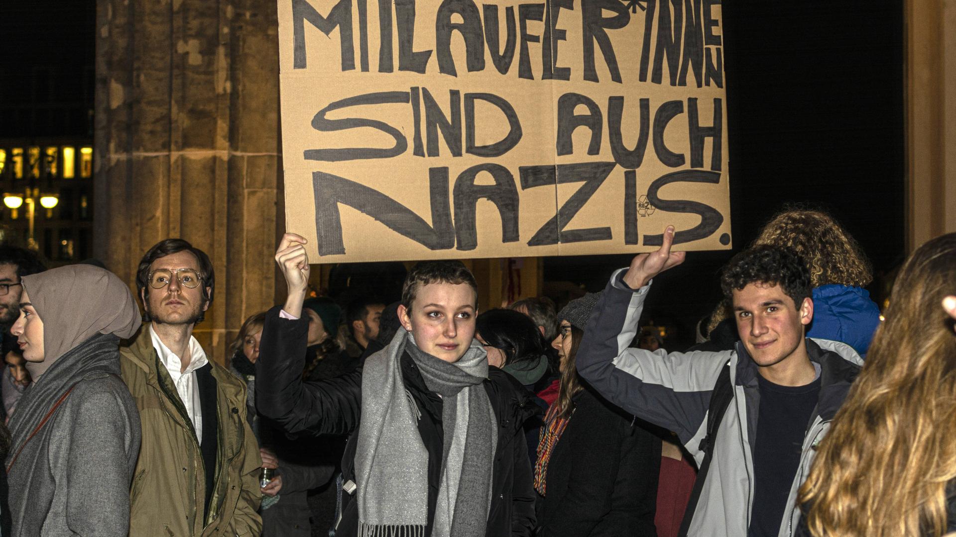 Mit einer spontanen Veranstaltung am Brandenburger-Tor in Berlin gedachten mehrere hundert Menschen den Opfern in Hanau.