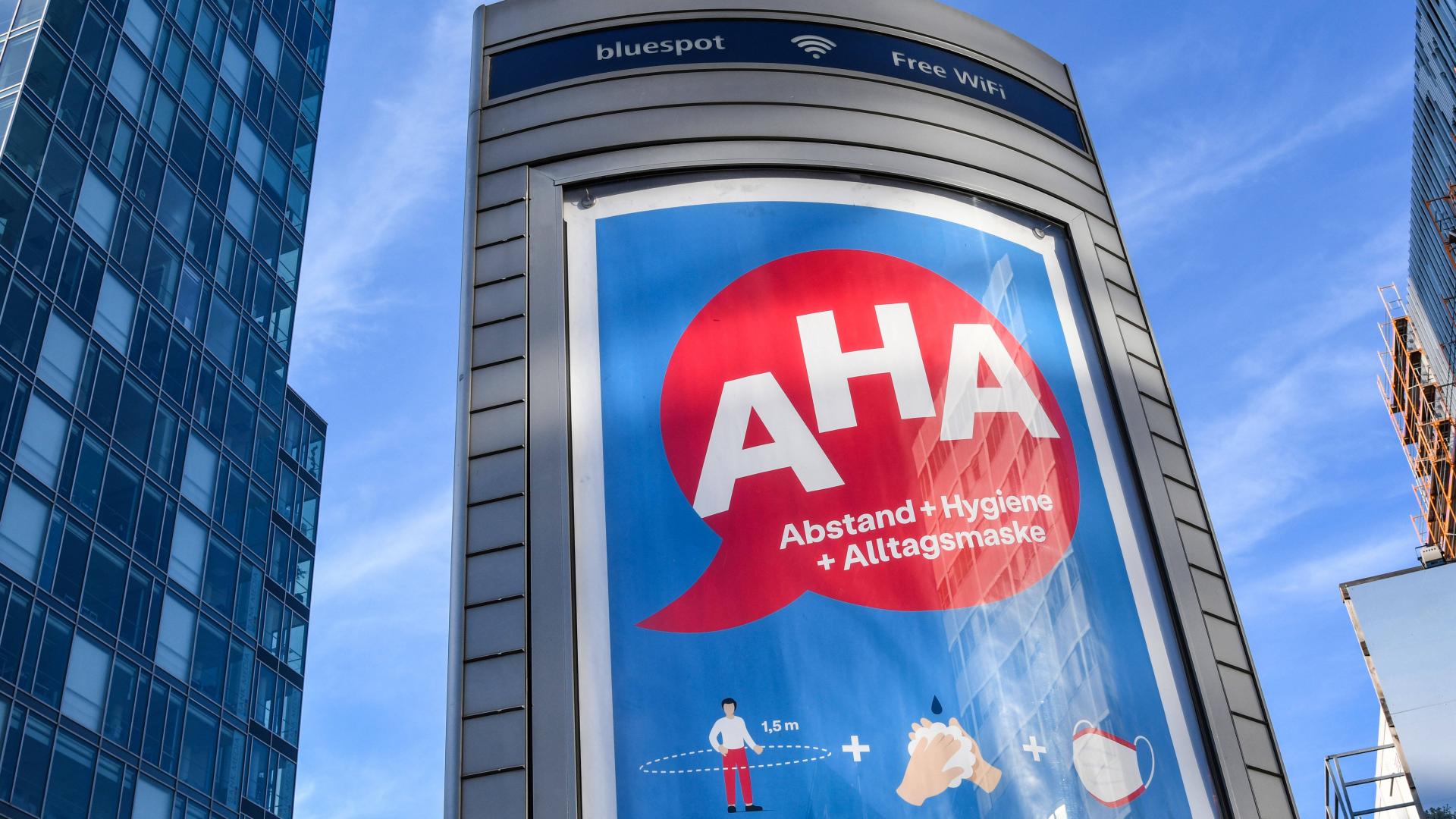 AHA- Abstand, Hygiene , Alltagsmaske- Werbung auf einer Litfasssaeule fuer die Einhaltung der Corona-Alltagasregeln. Das