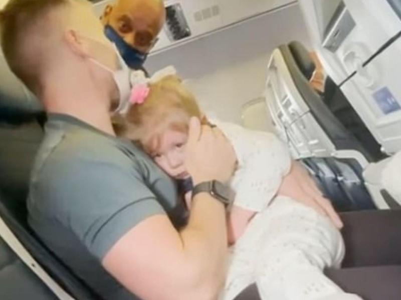 Familie aus Flieger geschmissen