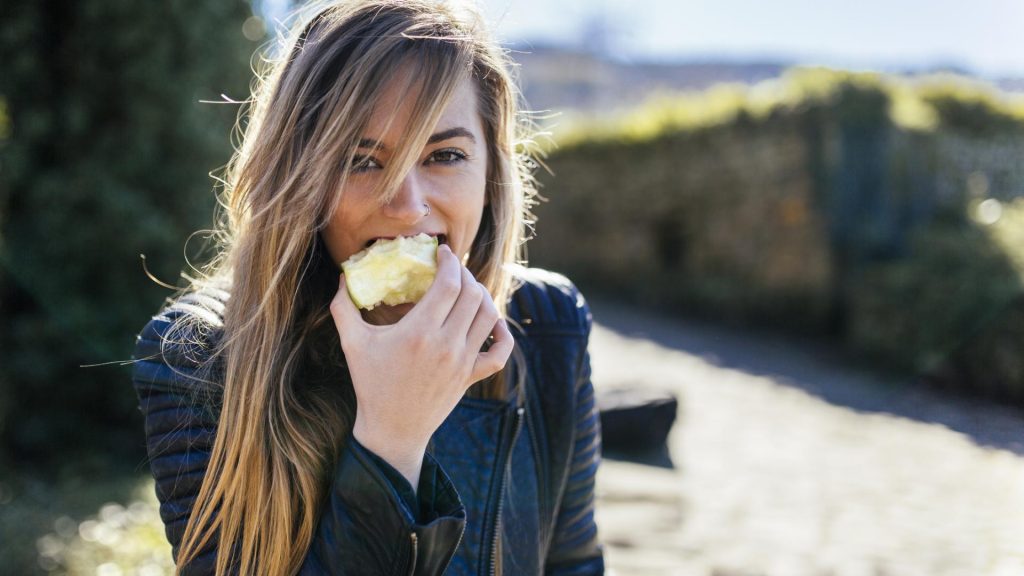 Frau, Essen, Apfel symptome von vitaminmangel