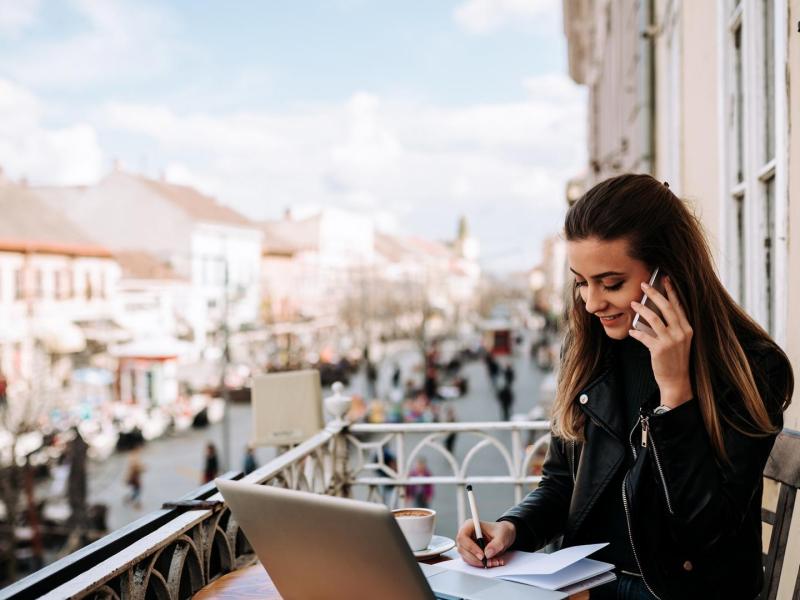 Frau Laptop Balkon