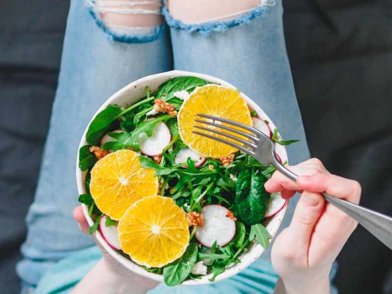 Frau ist einen veganen Obstbowl