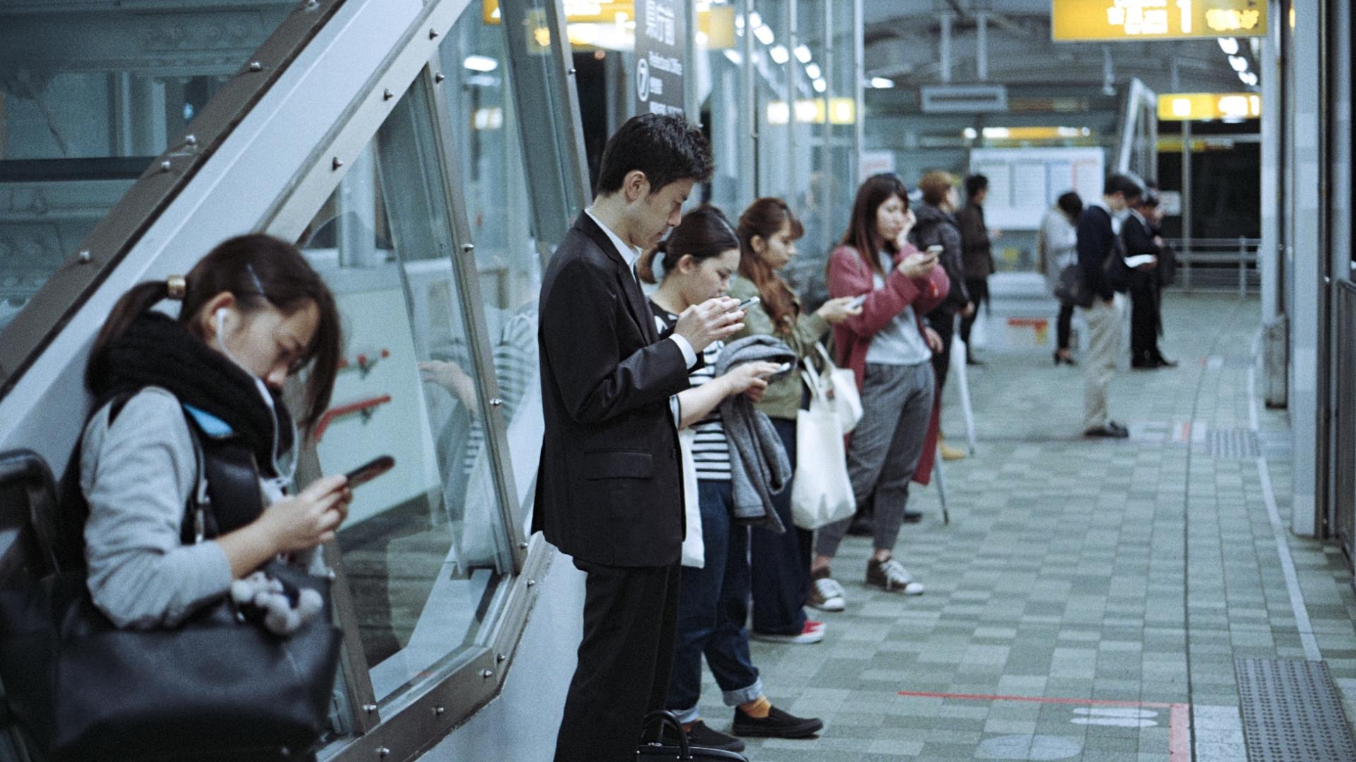 Handysucht, Menschen in der U-Bahn schauen aufs Handy