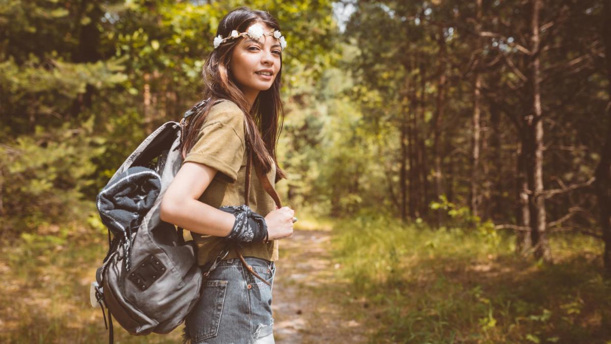 Junge Frau wandert durch den Wald