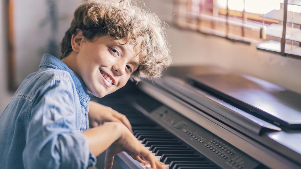 Kind lernt Musikinstrument: Klavier