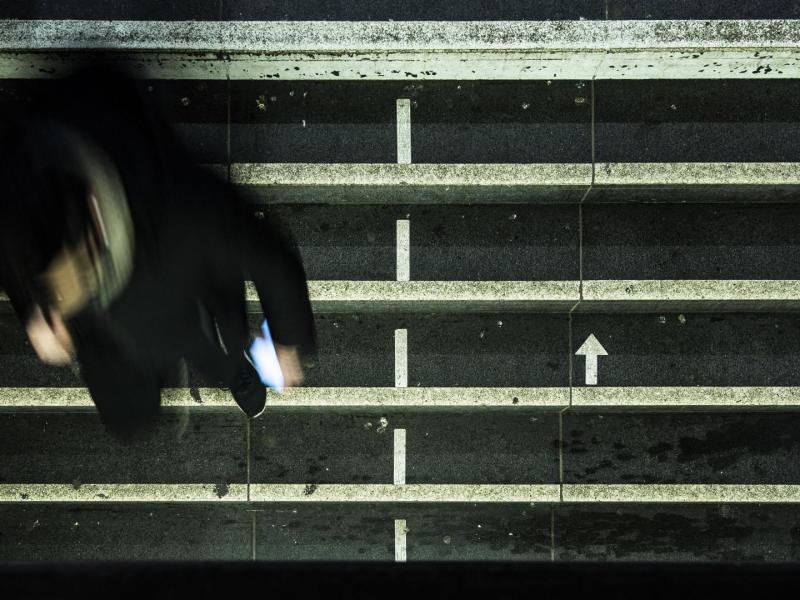 abstand halten ausgangssperre maske ubahn corona