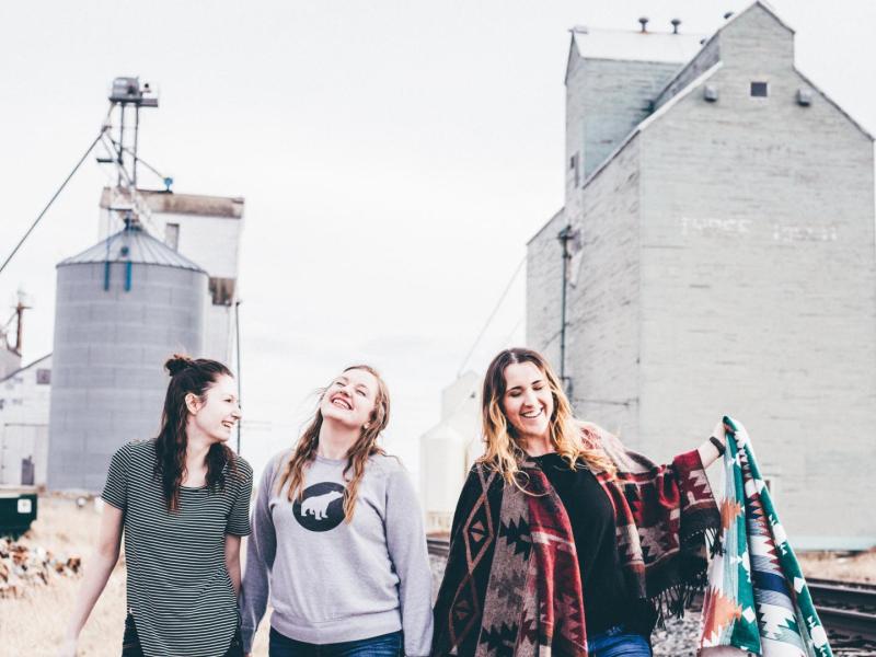 drei frauen bahnschienen lachen freundinnen