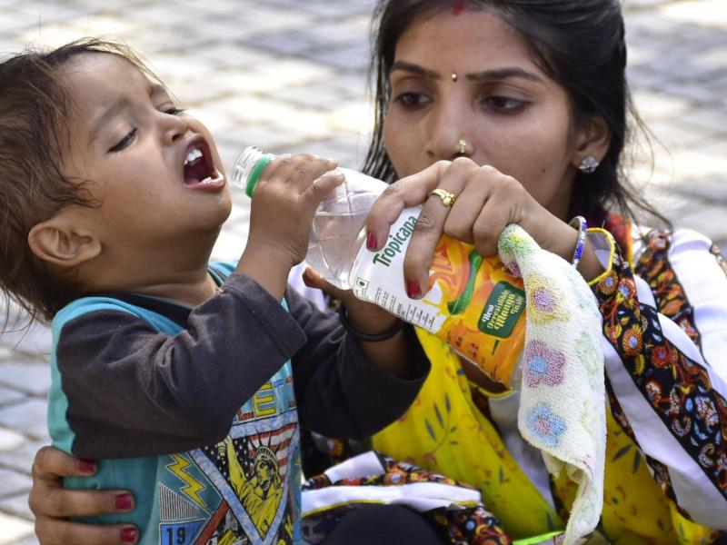 indien frau kind trinken armut