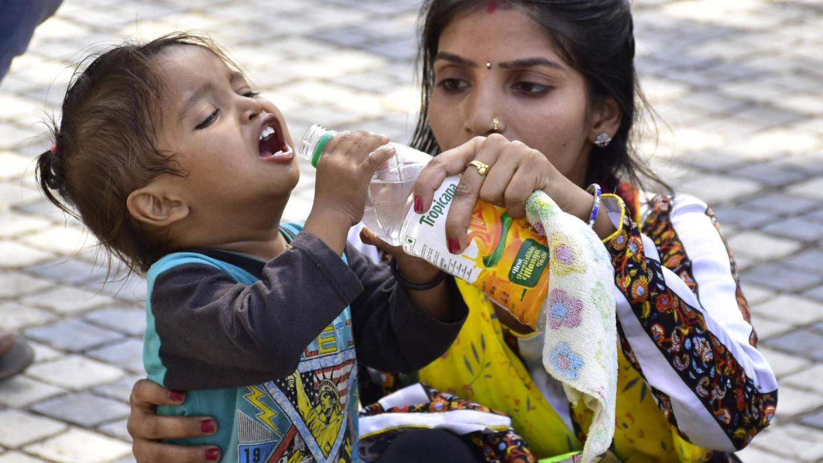 indien frau kind trinken armut