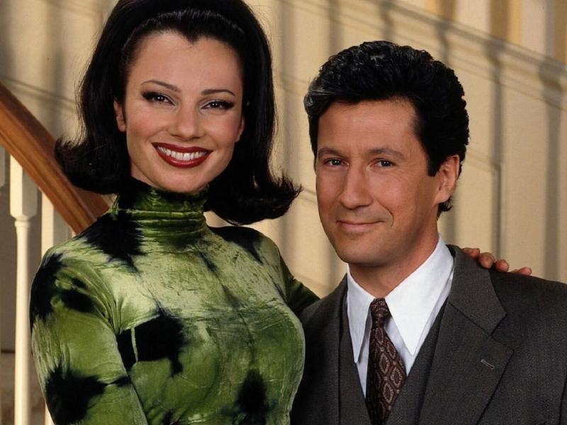 lächelnde Fran Drescher & Charles Shaughnessy von Die Nanny vor einem Treppengeländer