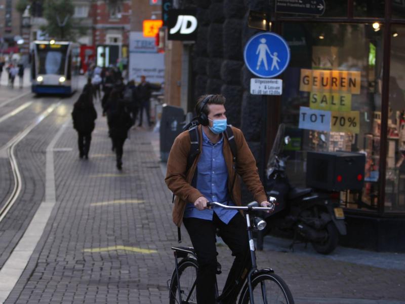 maskenpflicht auf der straße mann fahrrad stadt