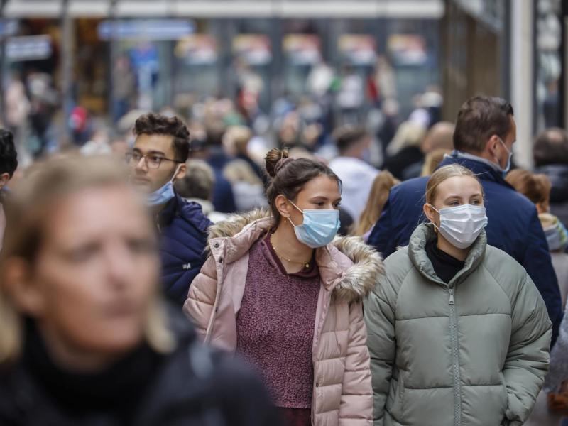 straße menschen maske weihnachten