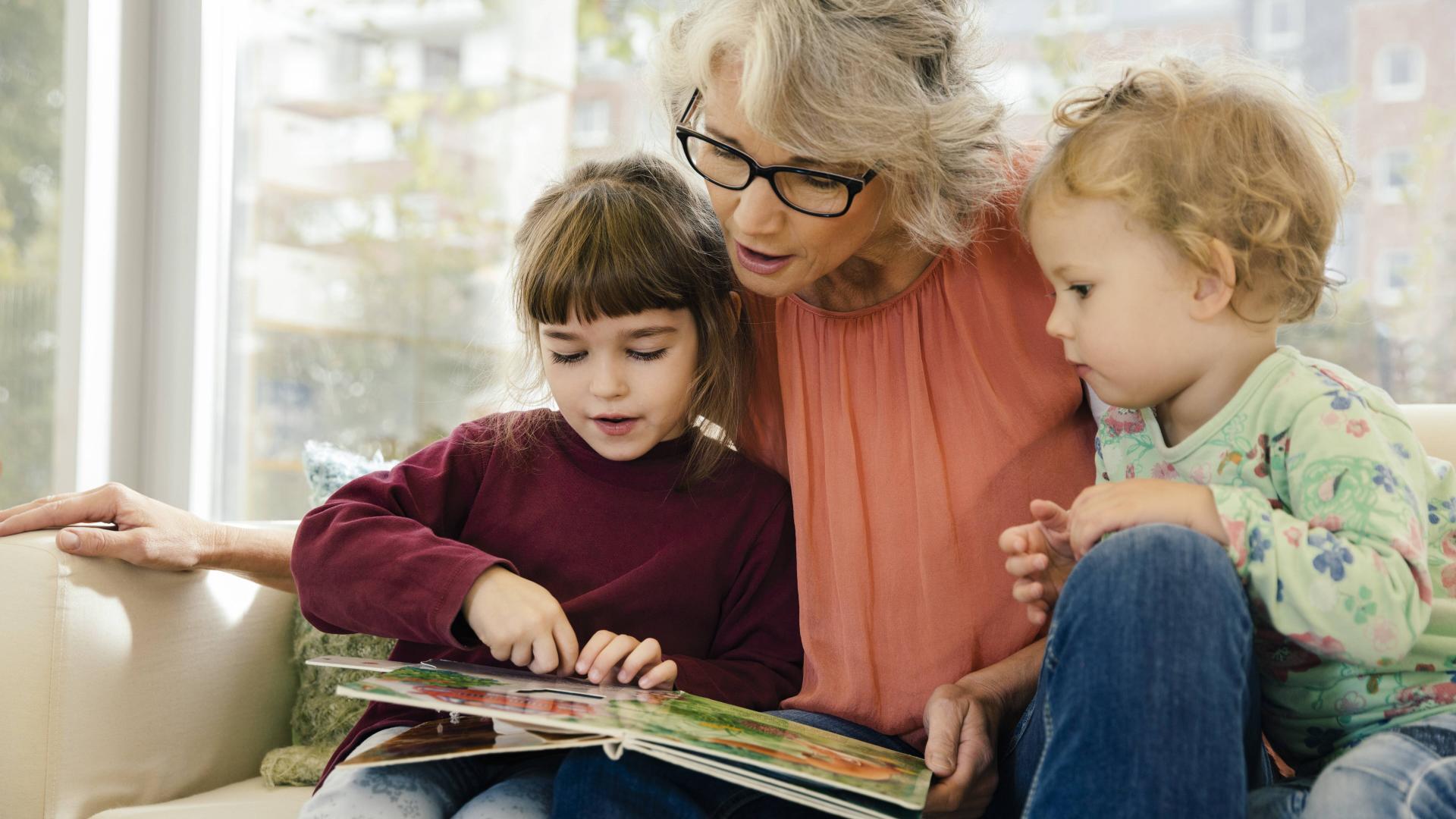 Oma liest ihren zwei Enkeln vor