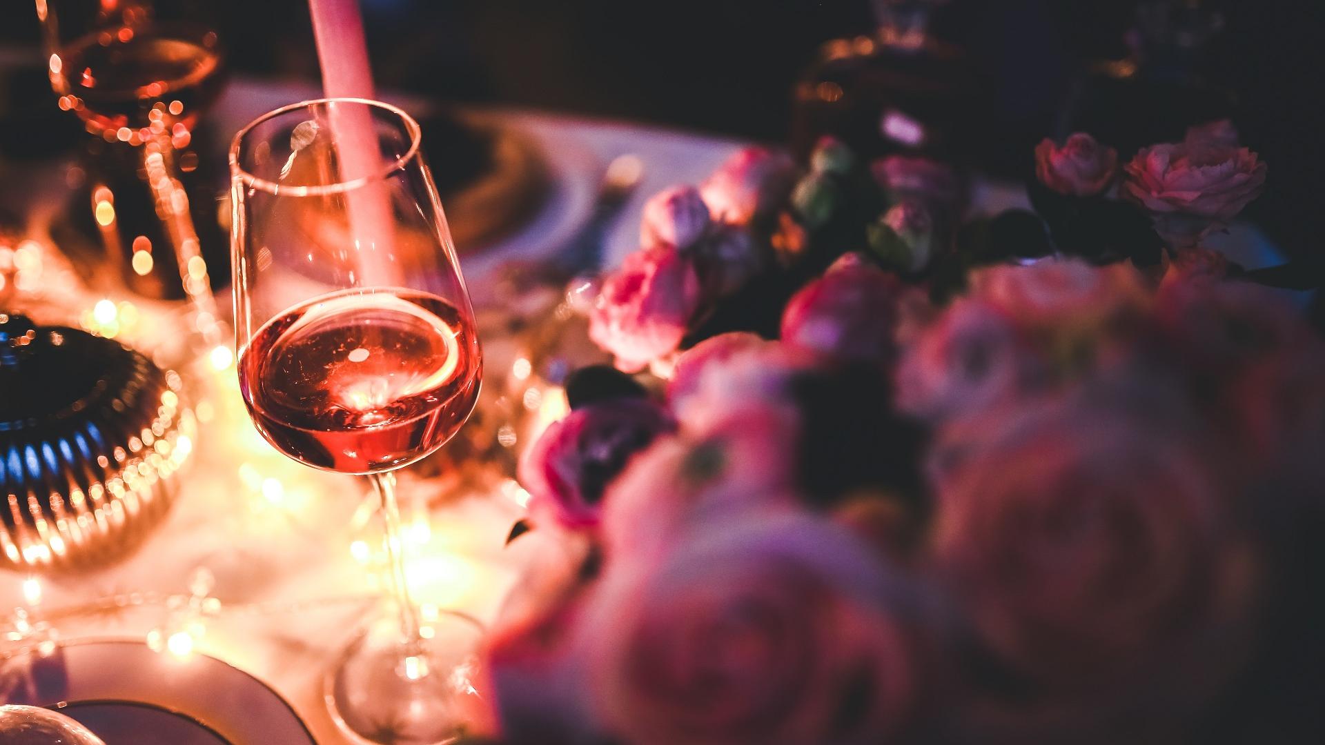 Glas Wein steht allein auf einer Party auf den Tisch