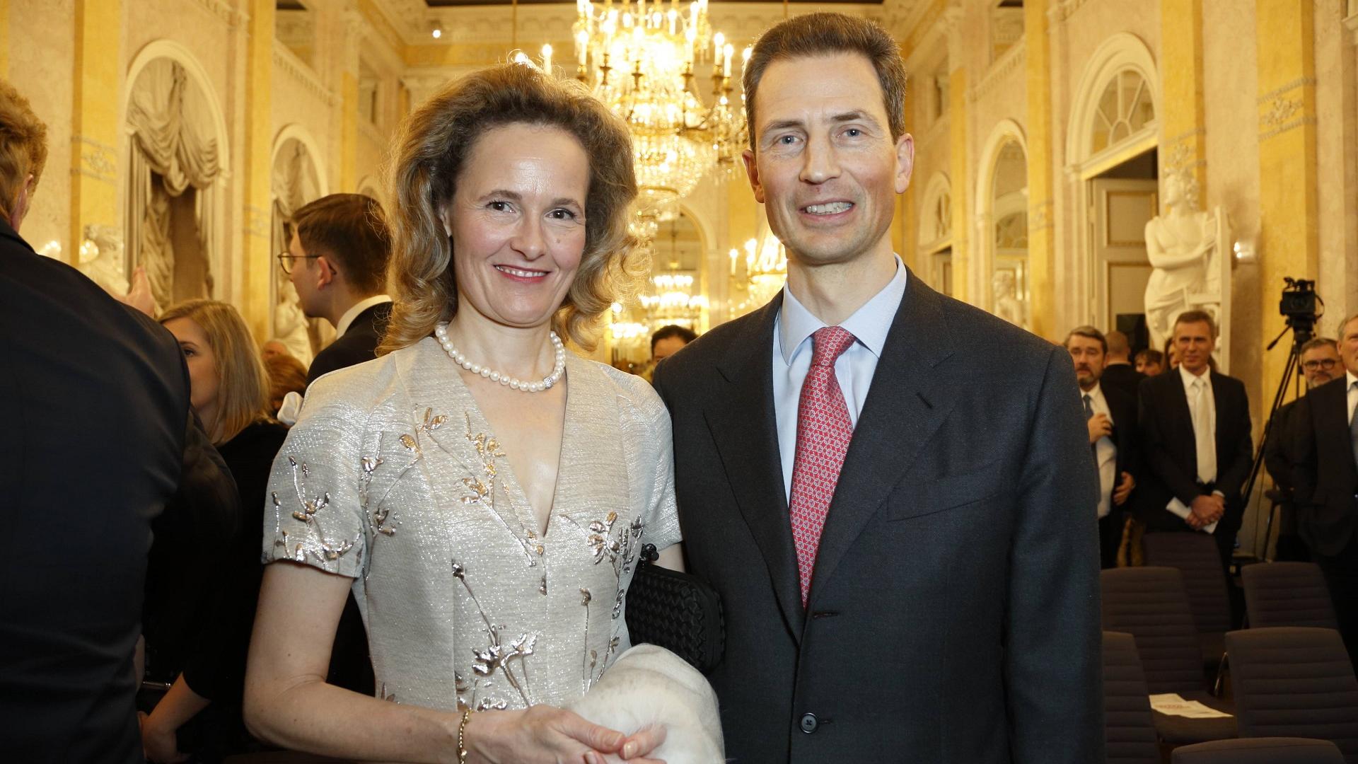 Fürst Alois von Liechtenstein und seine Frau auf einer Eröffnung