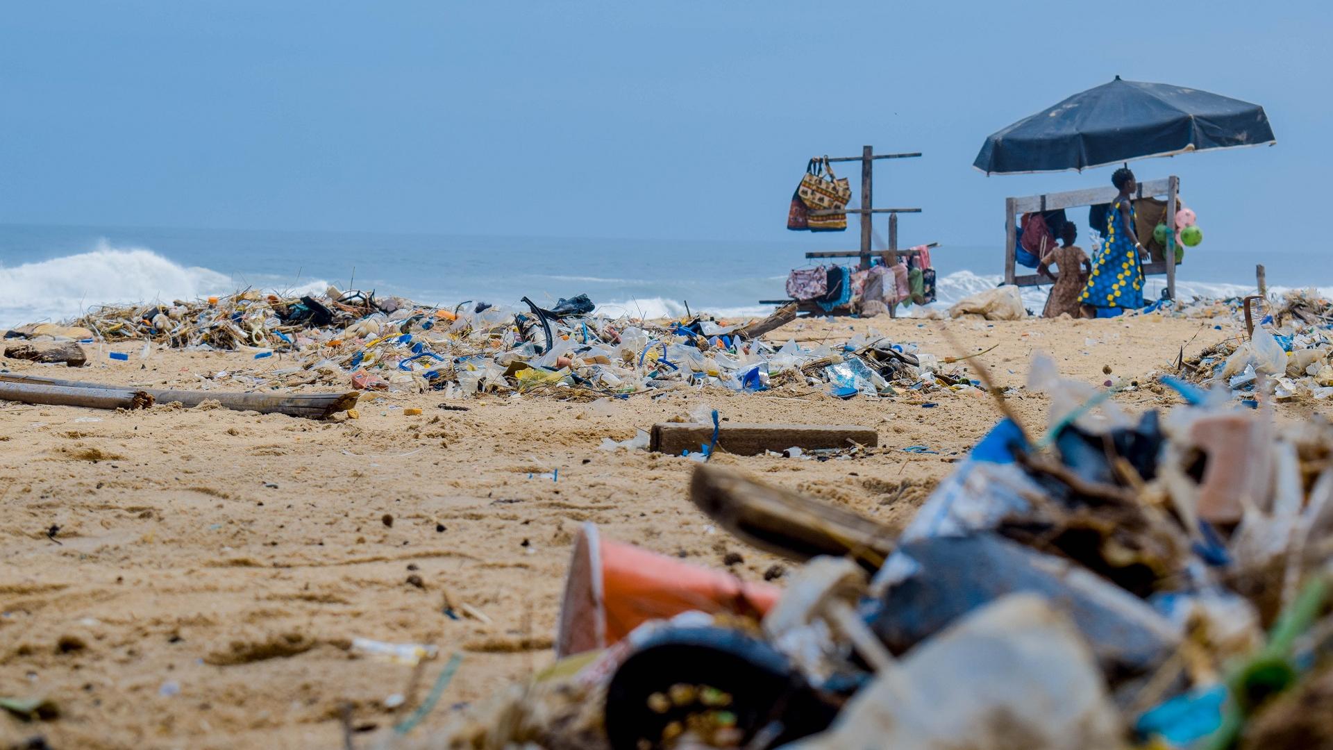 Plastikverschmutzung an einem Strand