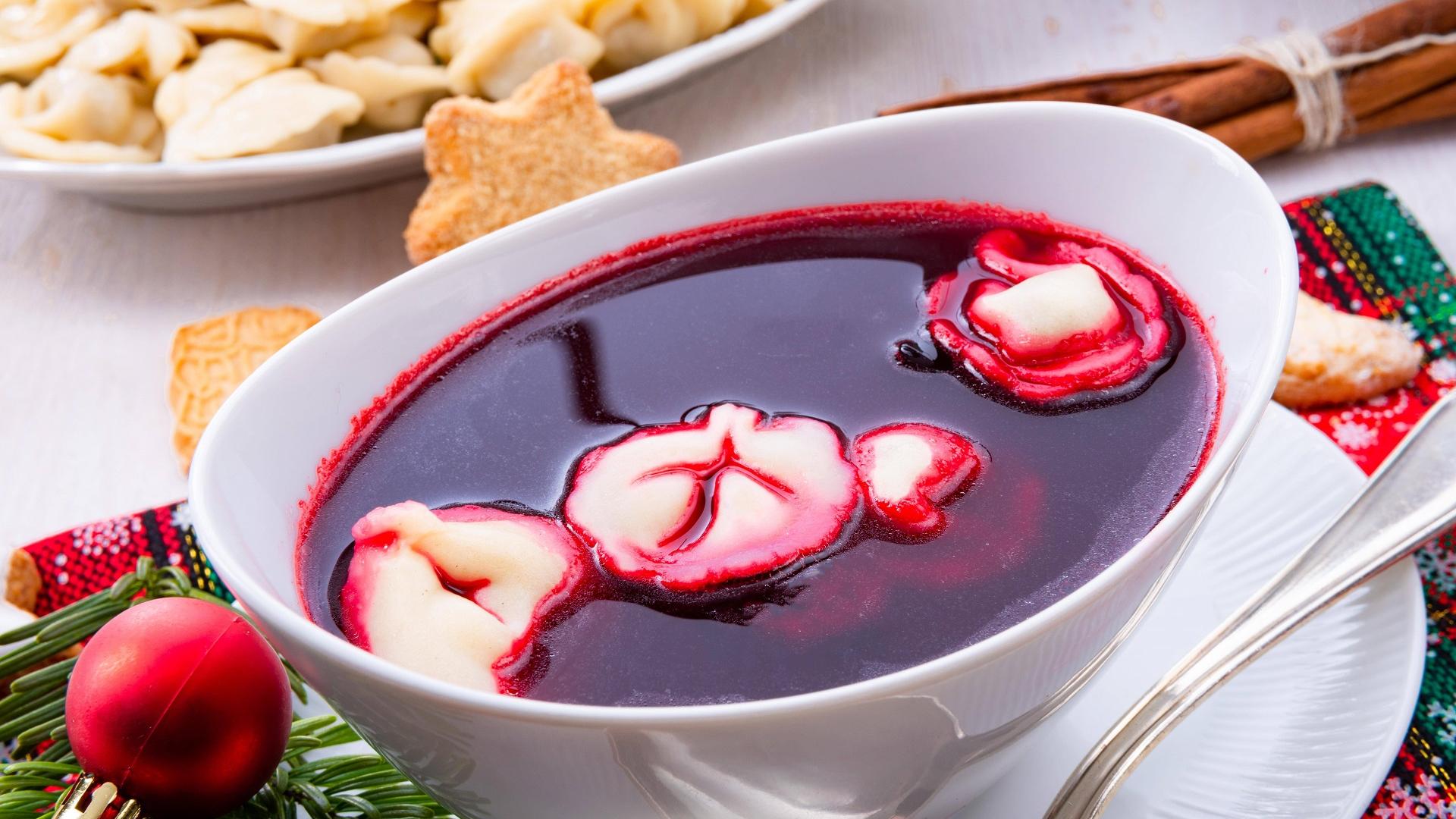 Klare Rote-Beete-Suppe mit Piroggen