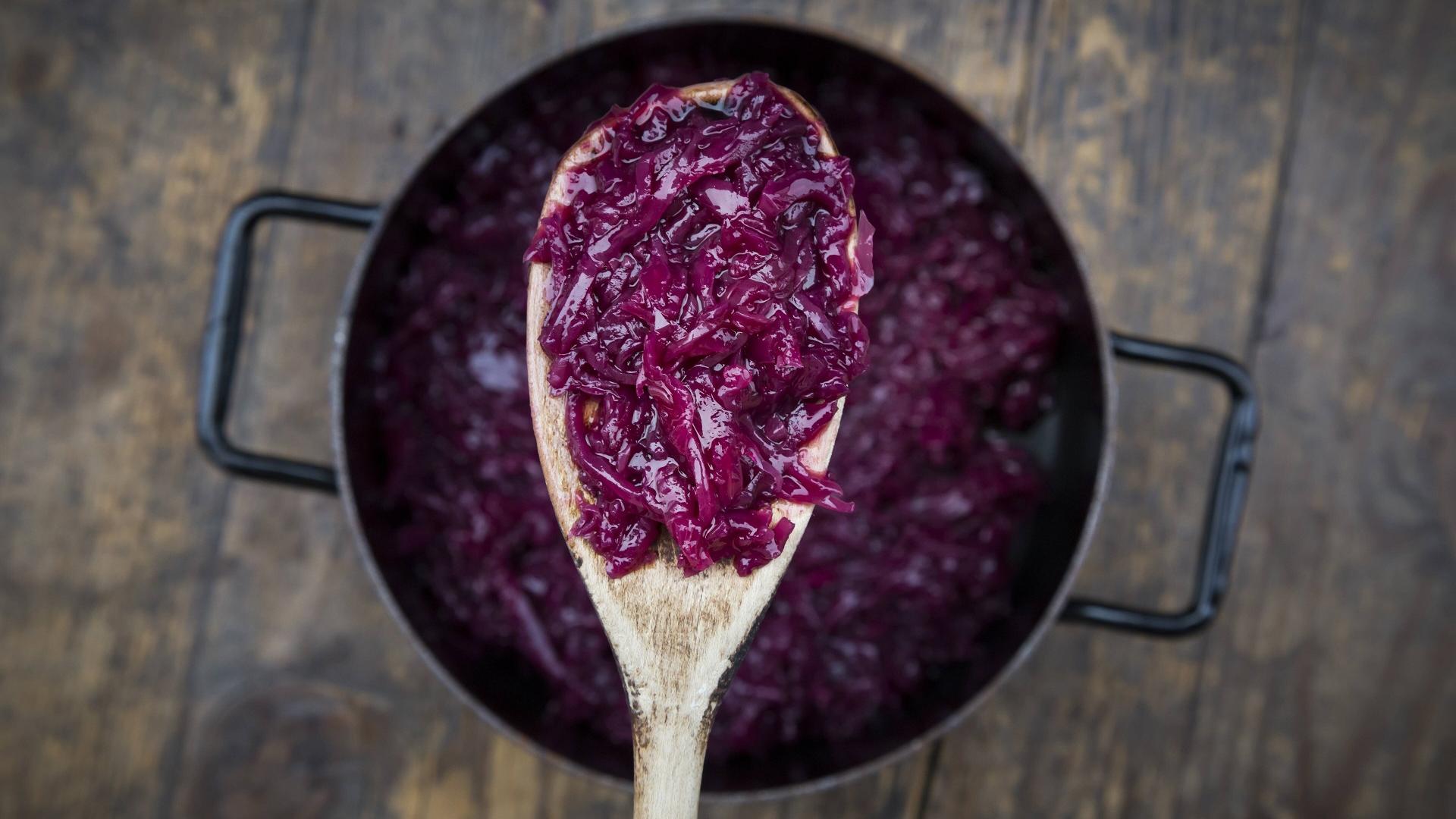 Holzlöffel mit Rotkohl