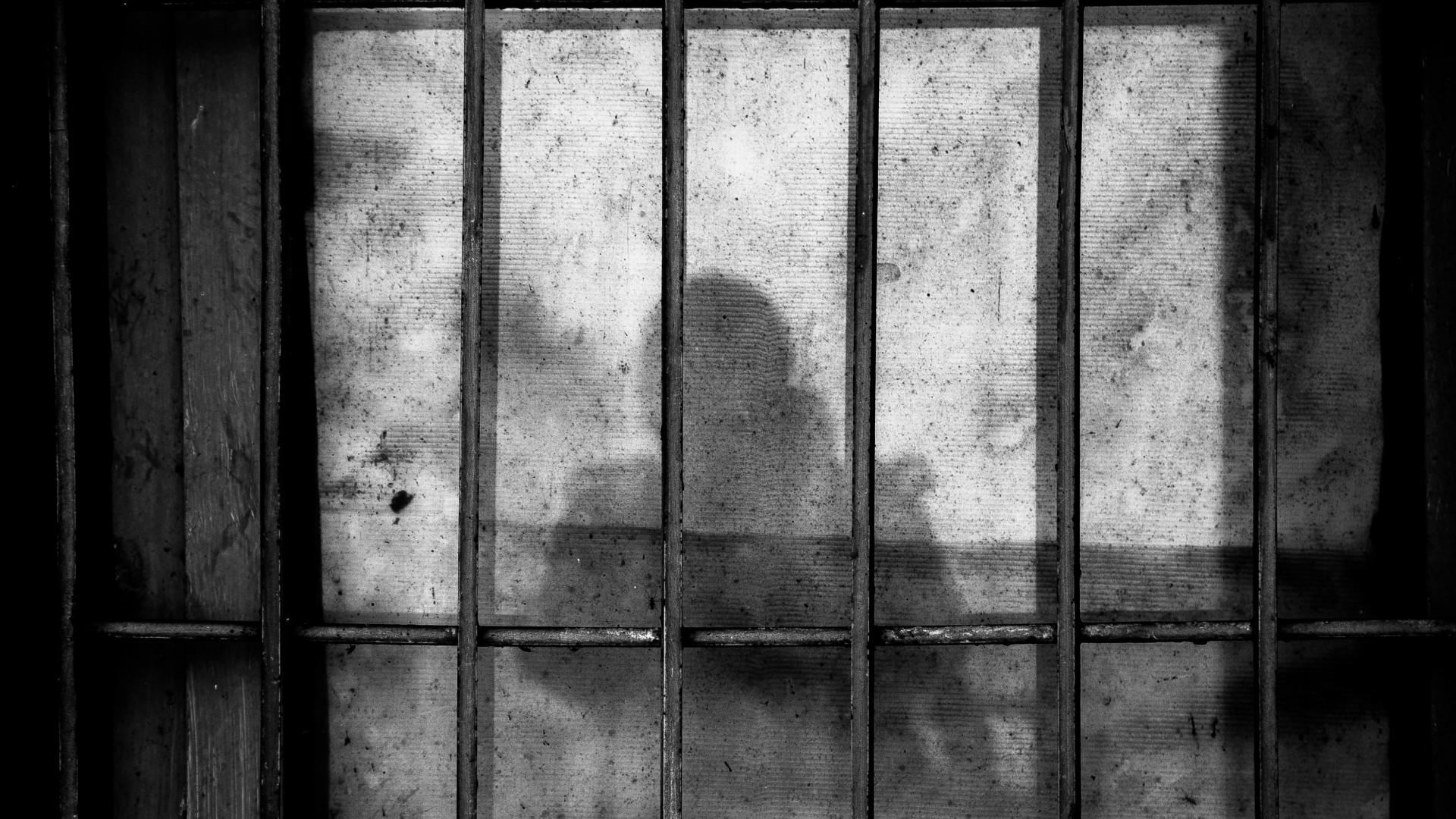 Schatten von einem Menschen im Gefängnis