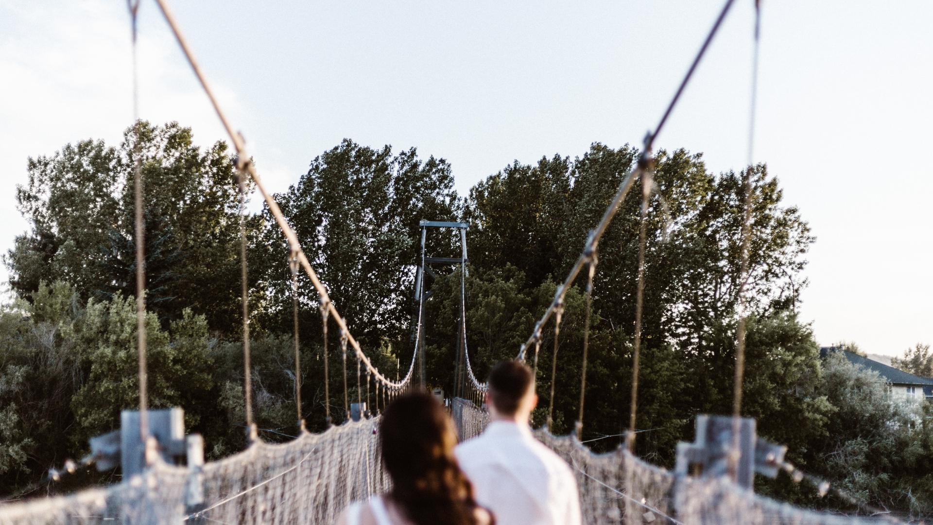 Frau & Mann auf Brücke