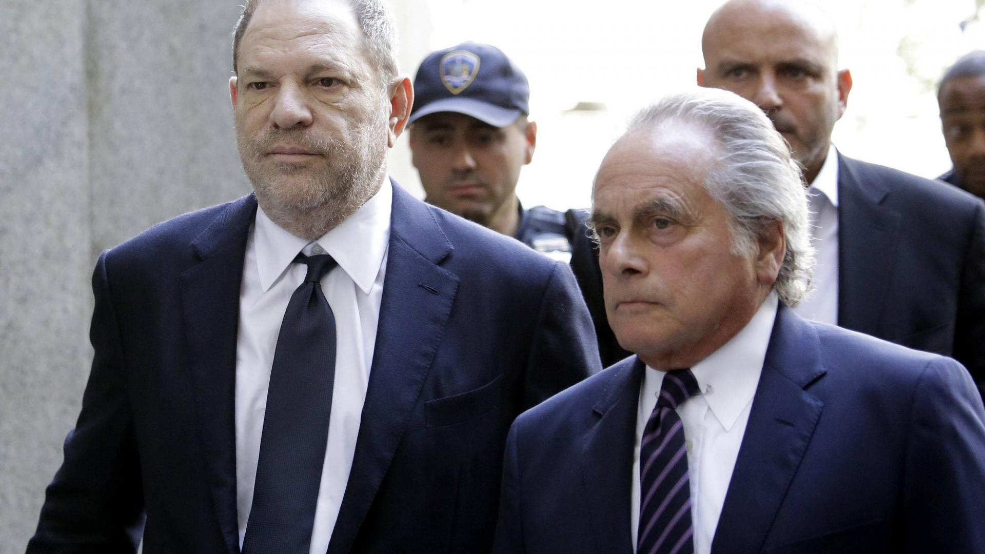 Harvey Weinstein mit Anwälten und Polizist
