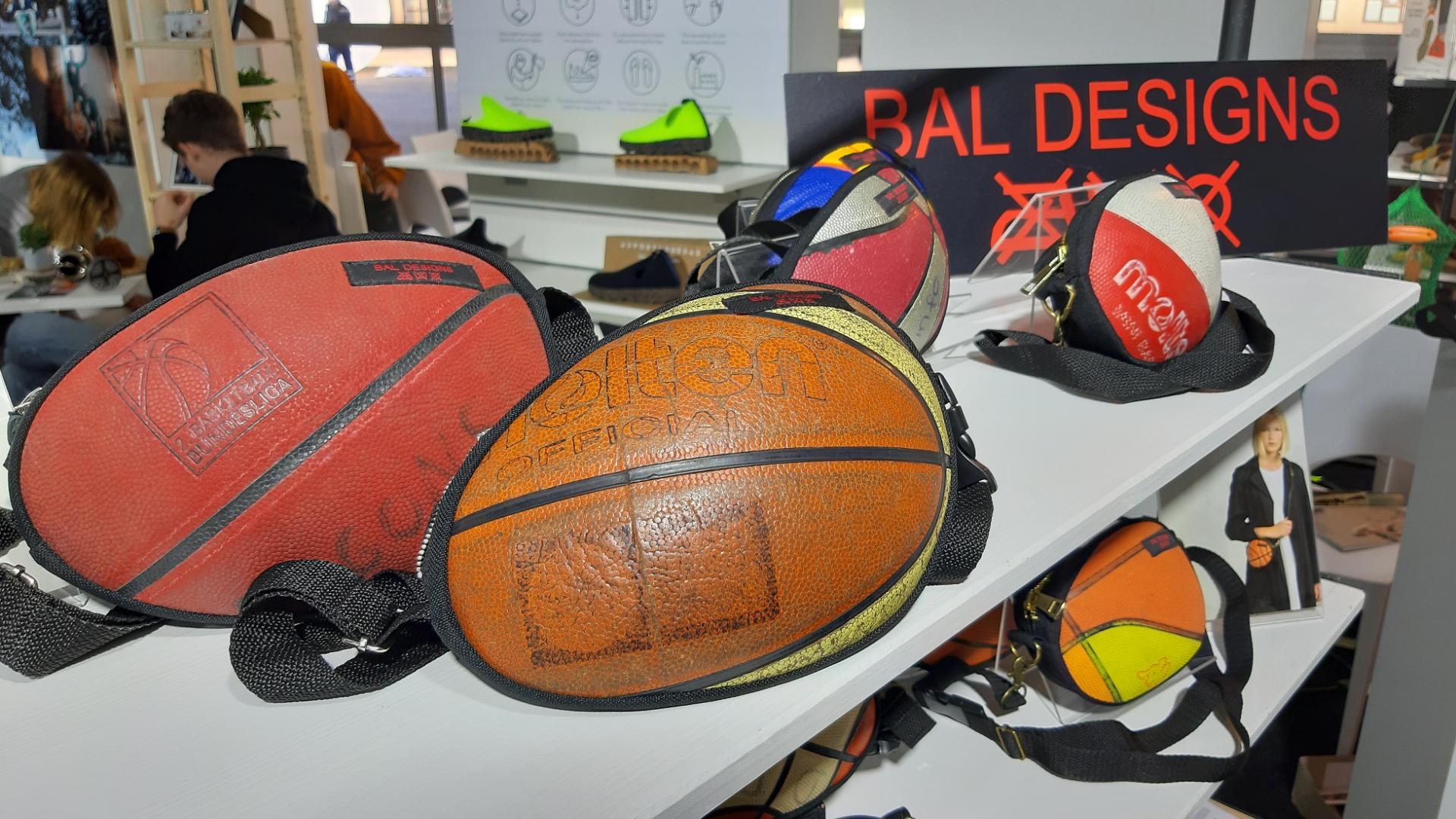 Taschen aus alten Basketbällen von Bal Designs