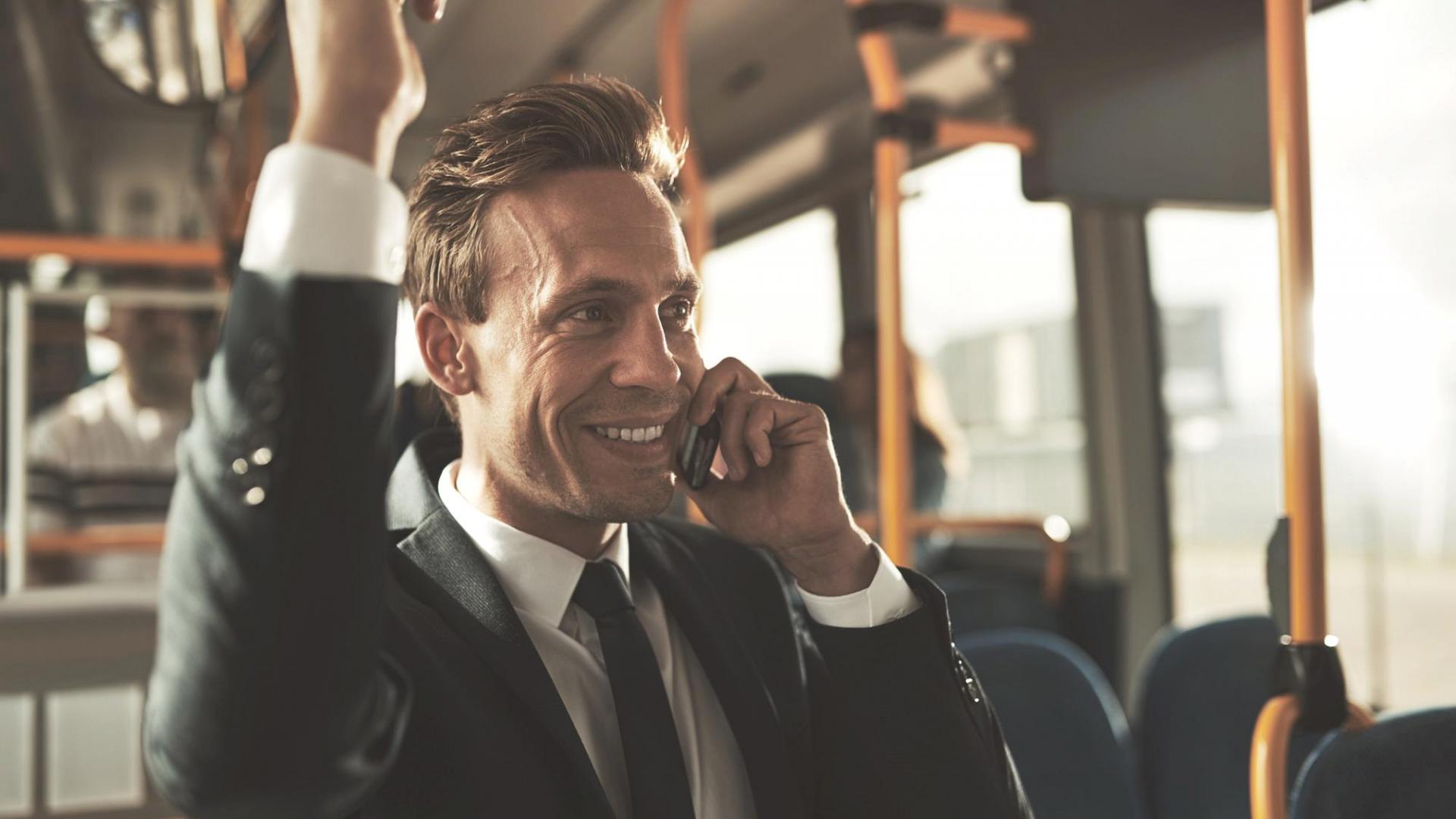 Mann Telefonieren Bus
