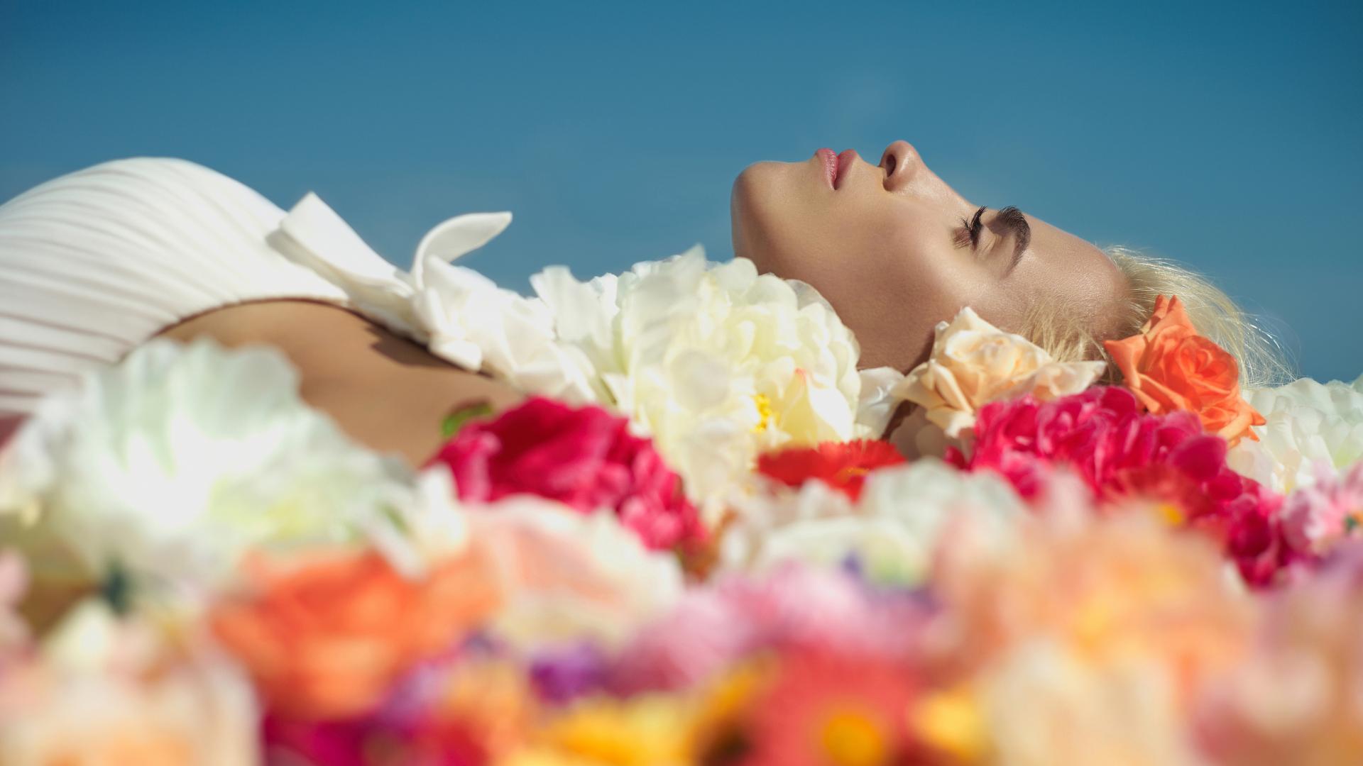Frau auf Blumenbett