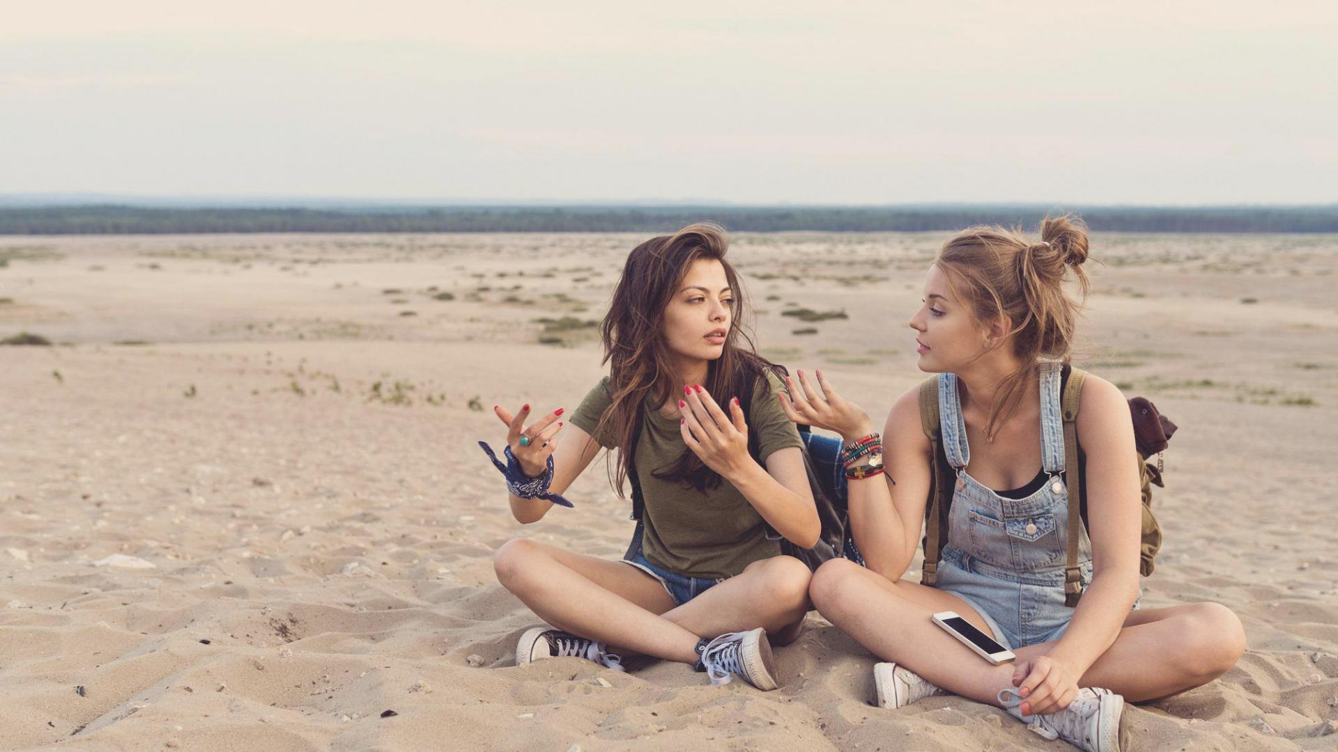 Frauen Sitzen Strand