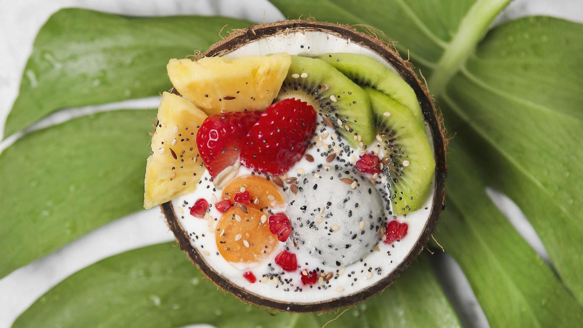 Kokosnuss gefüllt mit Früchten