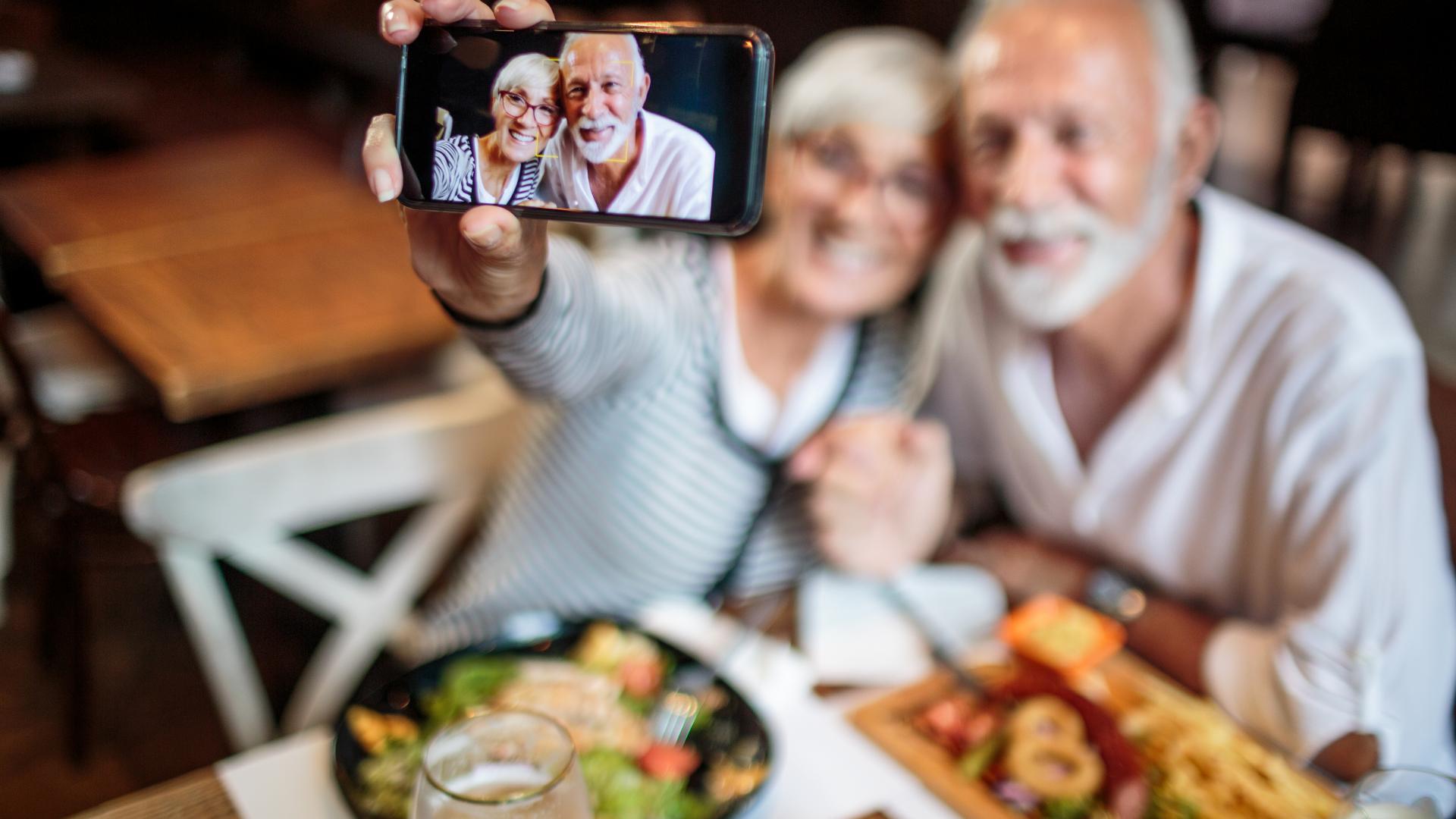 Selfie älteres Paar am Tisch