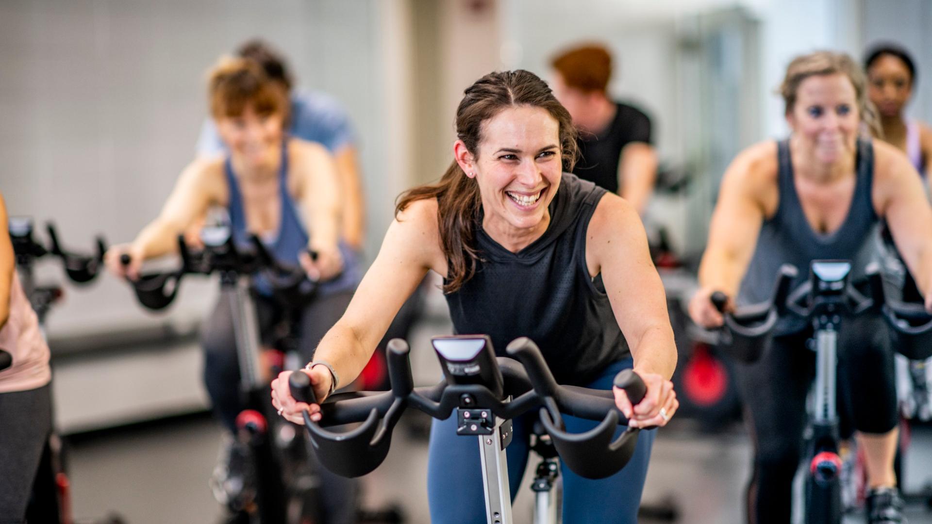 Fitness-Kurse wie Spinning zählen zu den Corona-Super-Spreadern.