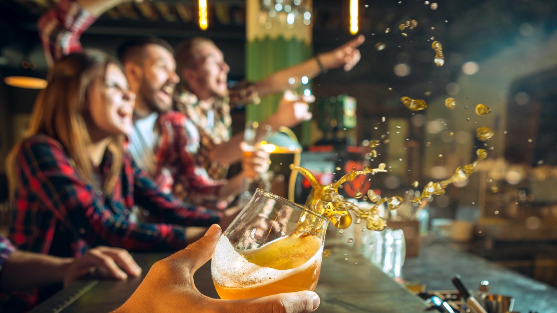 Feiern in der Bar oder im Club: Das scheint durch Corona noch Monate nicht möglich.
