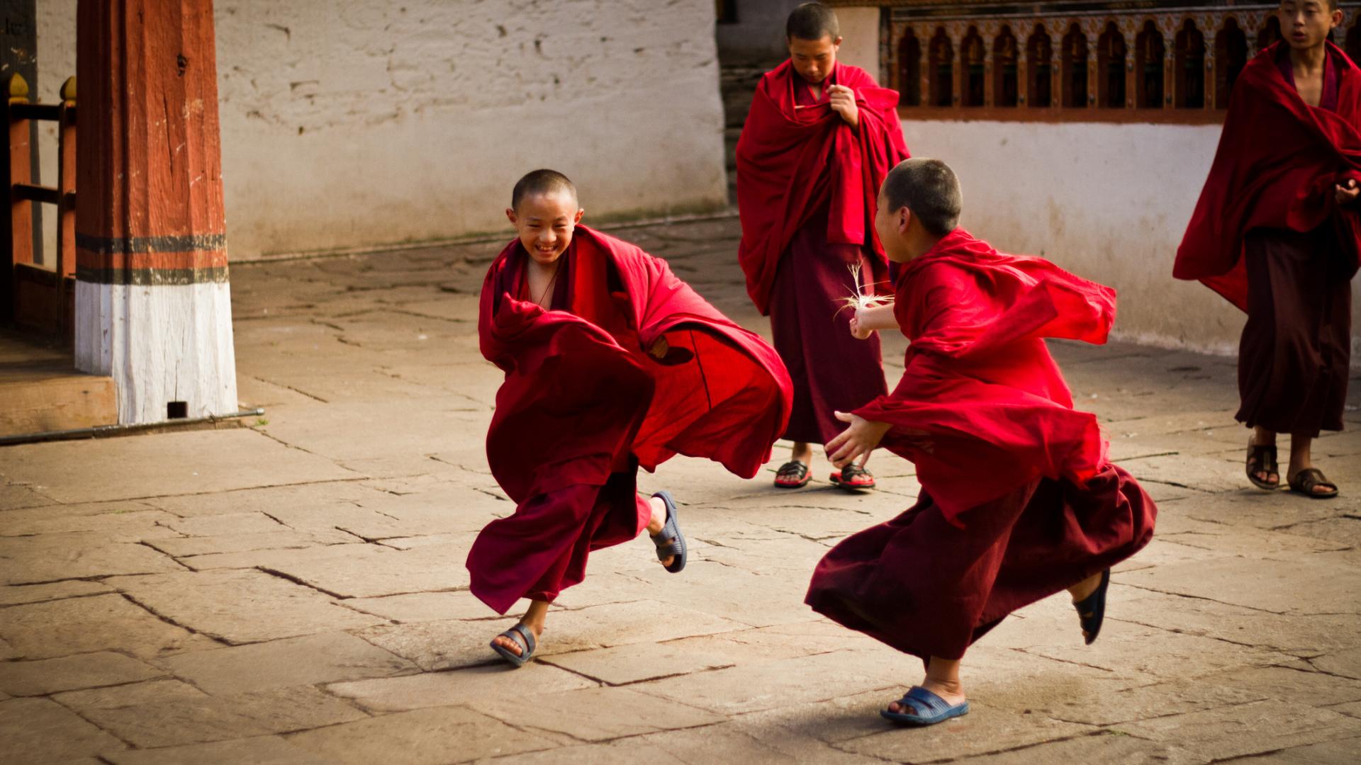 Junge Bhutanesen spielen