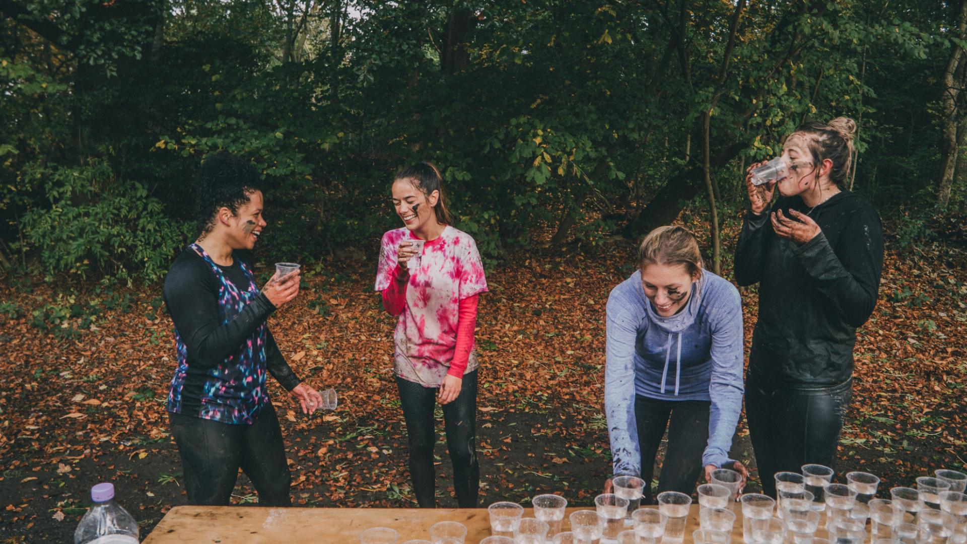 Frauen Joggen Wasser trinken Pause