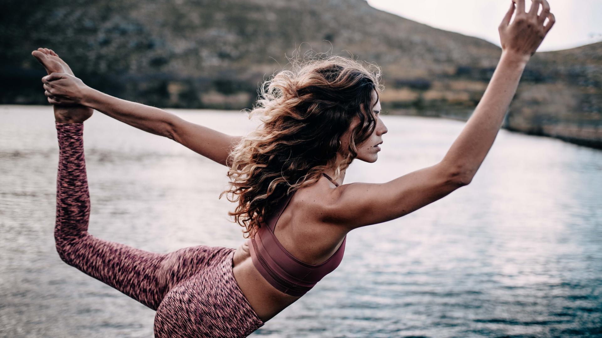 Junge Frau macht Yoga-Pose