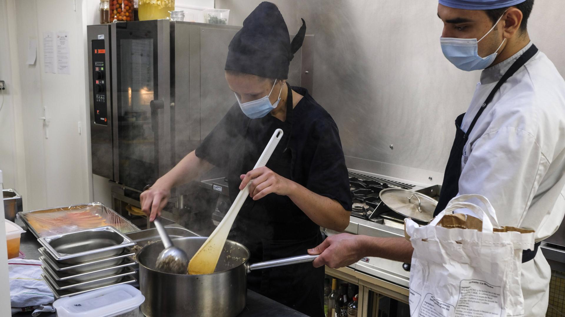 restaurant küche frau mann kochen