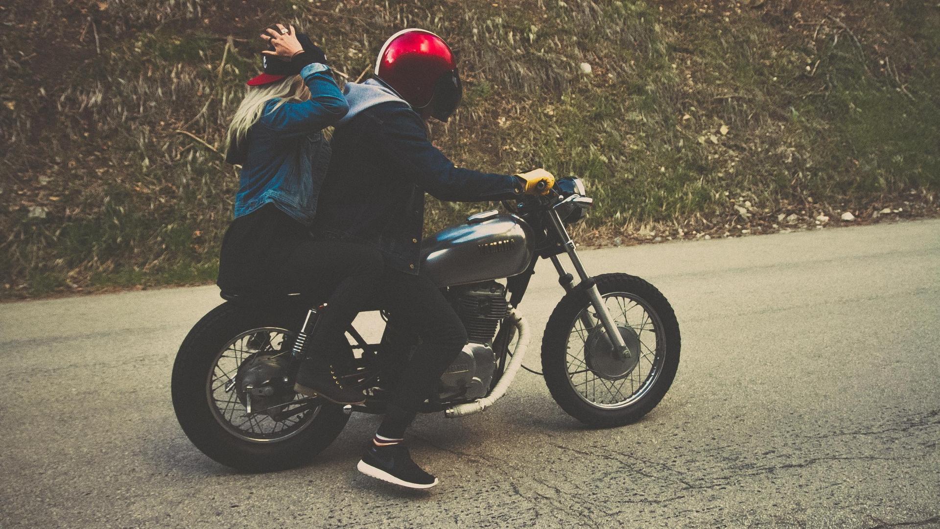 Paar Motorrad fahren Helm