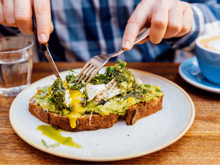 avocado toast ei essen kaffee frühstück