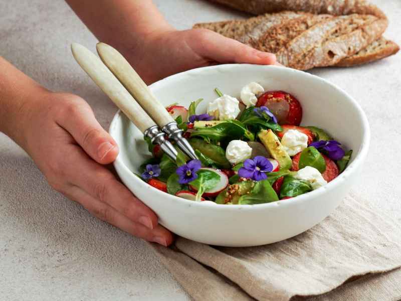 avocado und erdbeere salat