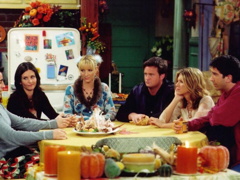 friends serie zuhause essenstisch tisch küche dinner freunde