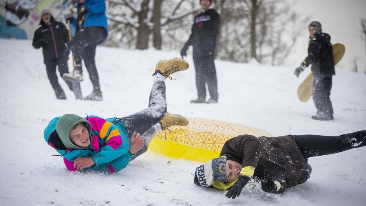 schlitten fahren winter eis männer jungs