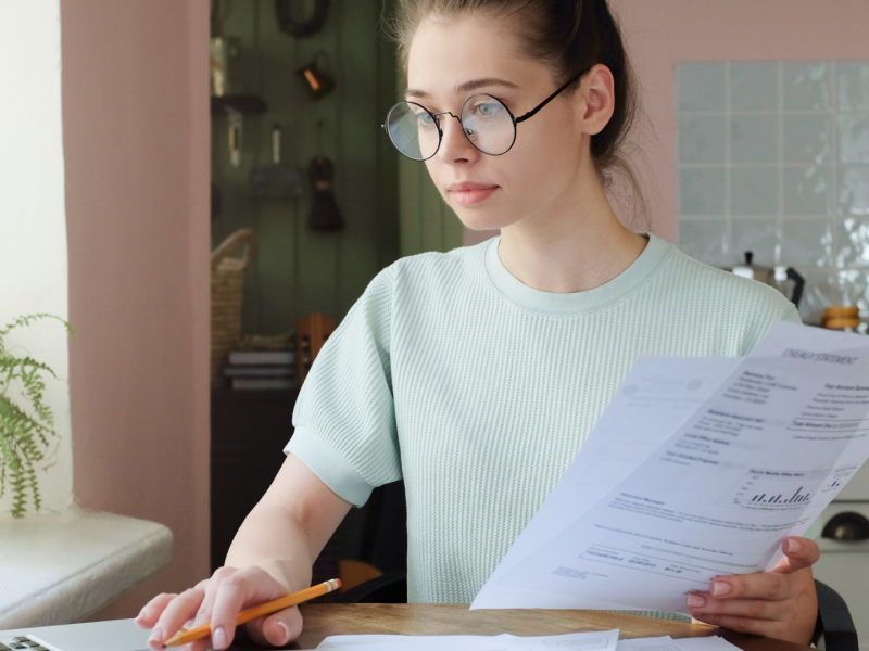 steuererklärung studenten studentinnen papier büro steuern